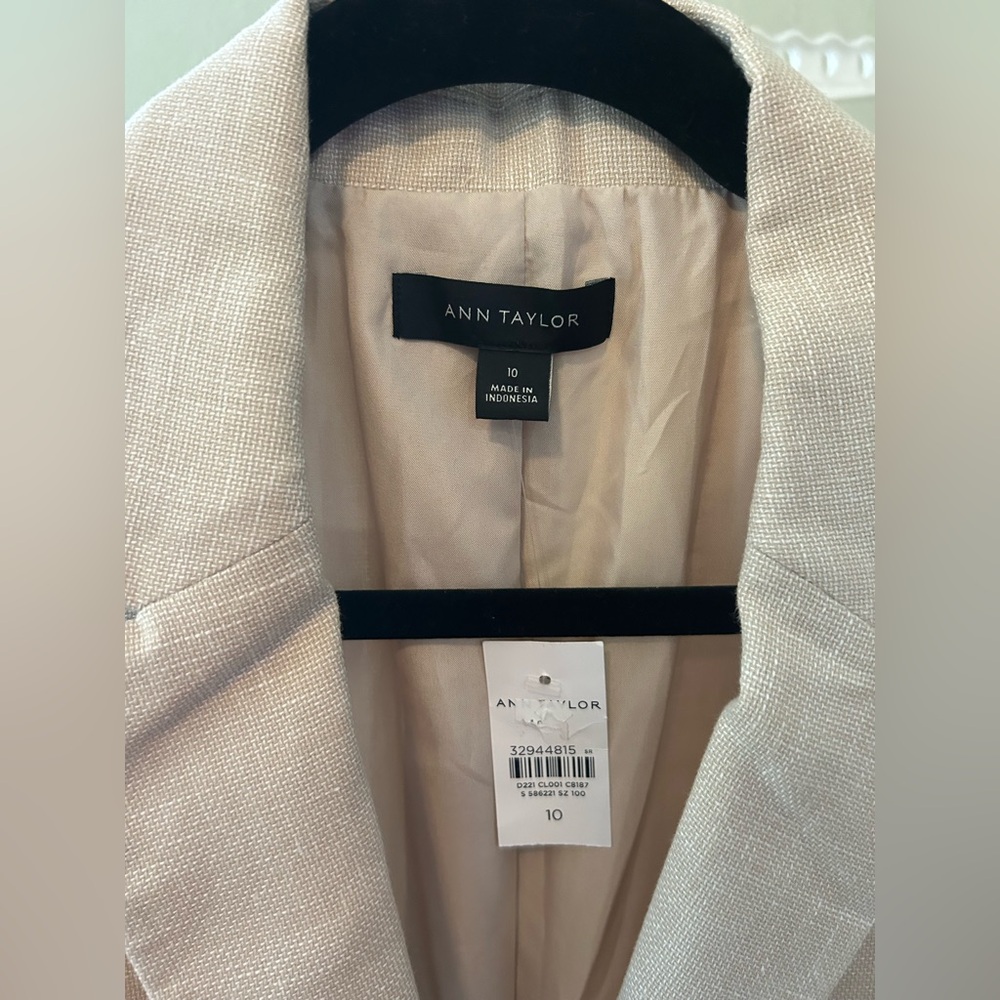 Ann Taylor Cream Textured Blazer Suit with Pant - Picture 3 of 13